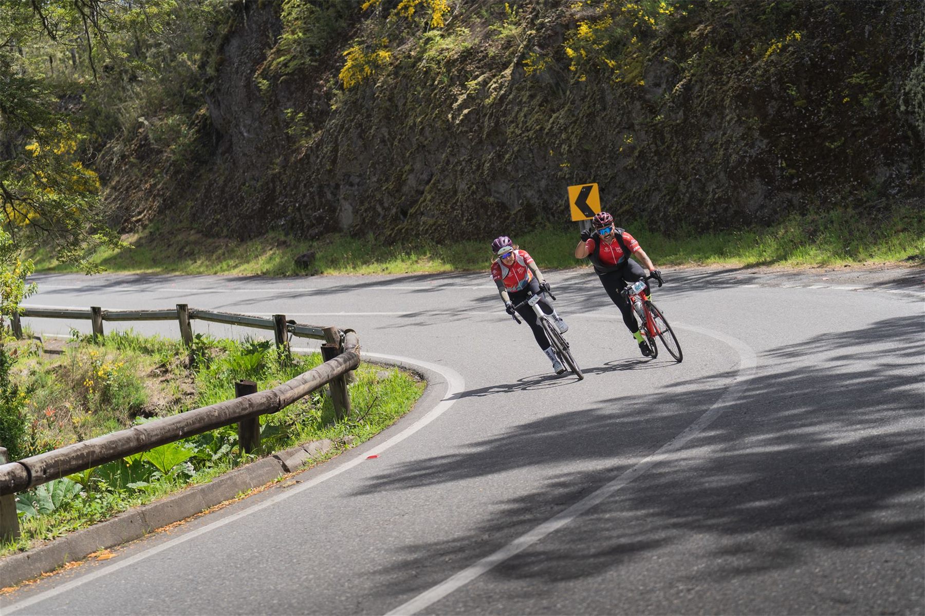 Ciclista en una curva del recorrido del Giro del Lago
