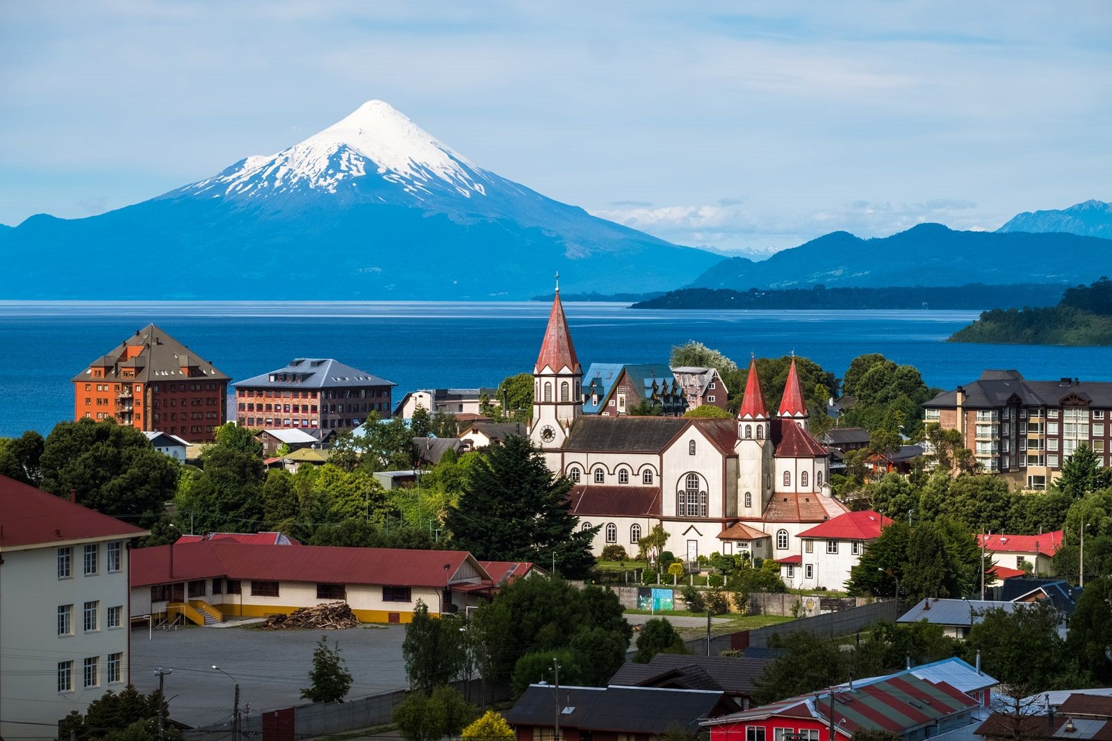 Vista de Puerto Varas con el lago Llanquihue y el volcán Osorno
