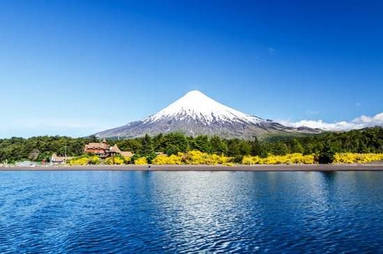 El volcán Osorno sobre el lago Llanquihue