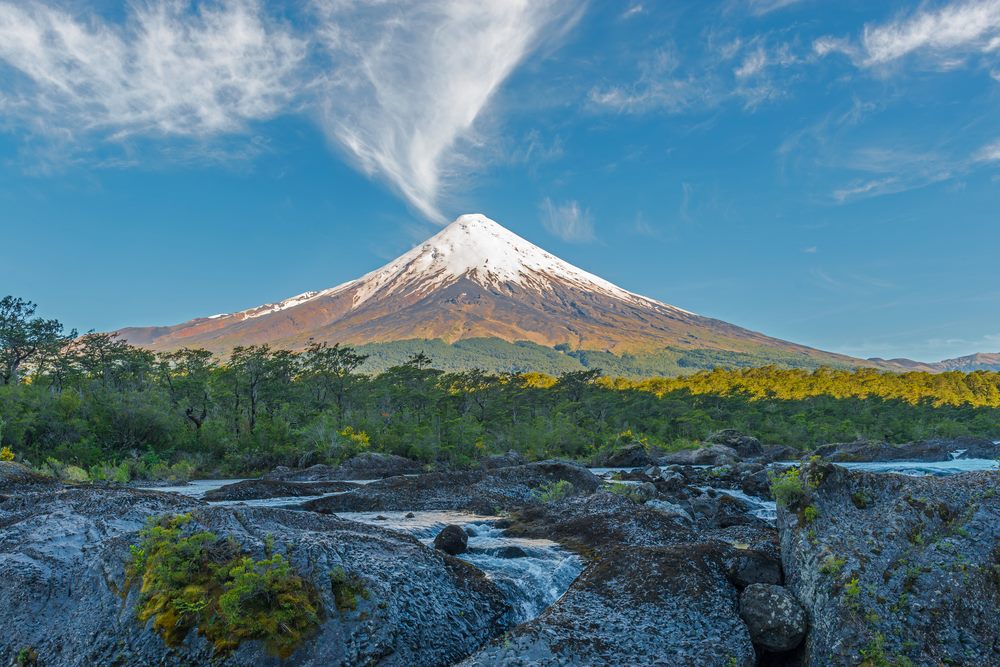 Volcán Osorno junto al río Petrohué